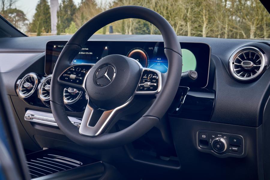 Панель приборов Mercedes-Benz B180 Sport (W247) 2019 года  (UK) (фото 35 из 40)